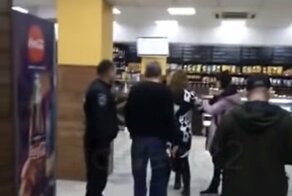 Драка клиентов пивной с сотрудниками частного охранного предприятия попала на видео