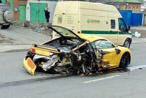 Авария дня.  В Ростове спорткар Audi R8 врезался в военный КамАЗ