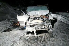 Авария дня. Микроавтобус столкнулся с грузовиком в Магаданской области