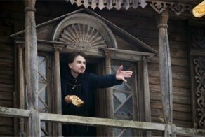 "Как собакам": в Нижегородской области празднующим Масленицу бросали блины с балкона 