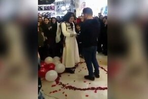 Пару из Ирана «арестовали за вирусное видео романтического предложения» в торговом центре, которое «оскорбляет ислам»