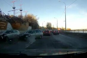 Авария дня. Нелепое лобовое столкновение на небольшой скорости