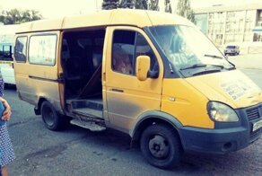 Омич на ходу придерживал выпавшую дверь маршрутки