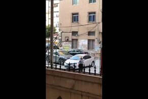 Дедушка решил поиграть в баскетбол рядом с припаркованными автомобилями
