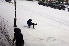 Почти синхронное падение пешеходов в Санкт-Петербурге