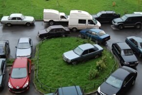 Соседи запретили женщине парковать авто во дворе, но та не сдалась и обратилась в суд