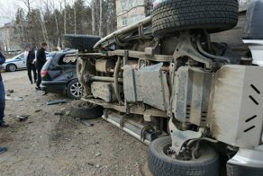 Авария дня. Неуравновешенная барышня влетела в припаркованные машины