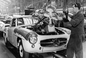 Ручная сборка родстеров Mercedes-Benz в 1958 году