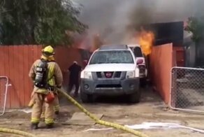 Мужчина бросился в горящий дом