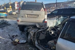 Авария дня.  В Мурманске внедорожник запрыгнул на капот встречной легковушки