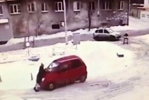 В Екатеринбурге автомобилистка избила маму с коляской и прокатила ее на капоте