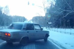 Быстрый ТАЗовод не вовремя притормозил на скользкой дороге