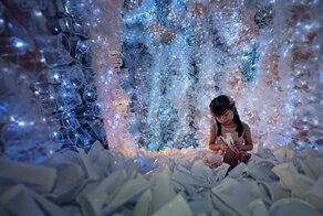 Художник создал завораживающую «кристальную» пещеру из 18 тысяч пластиковых стаканчиков