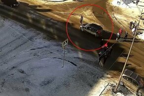 Машина проехала на красный свет и сбила женщину в Петрозаводске