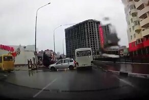 Женщина перепутала педали и врезалась в стену многоквартирного дома