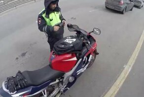 Сотрудник ДПС решил замерить светопропускаемость ветрового стекла на мотоцикле