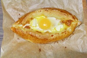 Домашний хачапури по-аджарски с двумя видами сыра: сулугуни и моцареллой