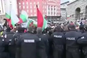 Во время протестов в Болгарии полицейские случайно обрызгали коллег слезоточивым газом
