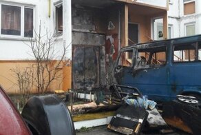 В Калининграде горящий микроавтобус без водителя врезался в жилой дом
