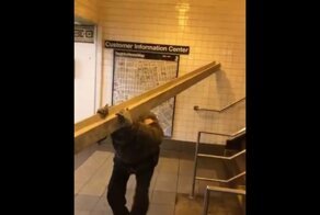 Попытка пронести двутавровую балку в метро Нью-Йорка
