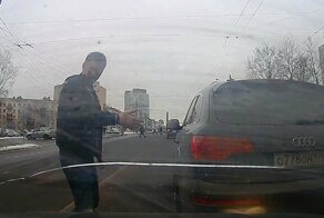 В Петербурге водитель утихомирил агрессора газовым баллончиком