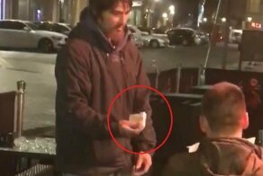 Парень изобрел новый способ давать милостыню бездомным