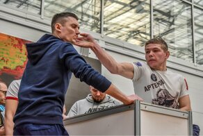 Дать леща: в Красноярске прошел чемпионат по пощечинам среди мужчин