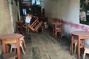 Жена избила мужа стулом, застав его в баре с другими женщинами