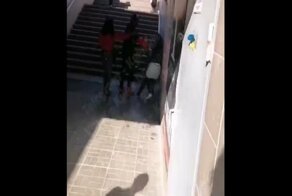 В Киеве темнокожий мужчина избил обокравшую его цыганку