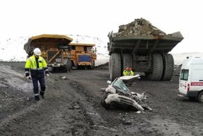 В Карелии огромный карьерный самосвал переехал пикап: водитель чудом не пострадал