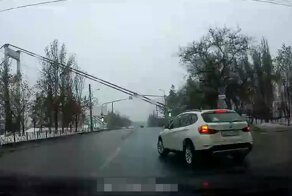 Батюшка на BMW воткнулся в ограждение