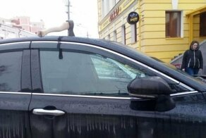 В Томске неизвестный мститель пробил топором крышу новенькой Тойоты