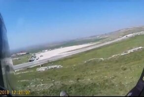 Парапланериста чуть не сбила машина во время приземления