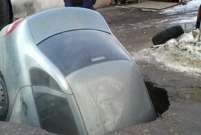 Подземный «паркинг»: в Самаре Lada Kalina почти целиком провалилась под асфальт