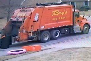 Мусорщик увидел выброшенный батут и не смог устоять от соблазна