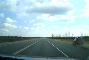 Кульбиты в лесополосе: военный уснул за рулем на трассе под Астраханью