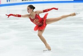 Почему фигуристки надевают колготки поверх коньков?