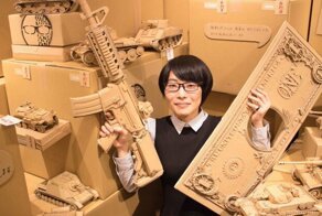 Творения японской мастерицы, превращающей картонные коробки в оружие, танки и космические корабли