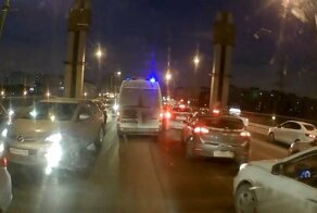 Профессиональное вождение скорой помощи по пробкам в Санкт-Петербурге