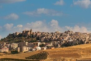 7 городов, где можно купить дом по цене стакана кофе