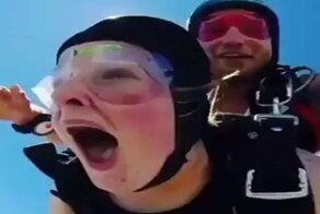 Женщина пропустила всё веселье, потеряв сознание перед прыжком с парашютом