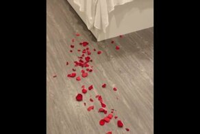 Скромный романтичный вечер одинокой девушки