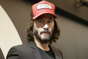 Киану Ривз после аварийной посадки самолета довез пассажиров до дома