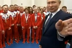 "Подвинься, такой здоровый!":  на встрече со спортсменами Путин убрал с дороги охранника