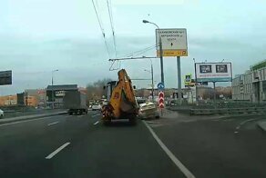 Глупый таксист наскочил на бордюр