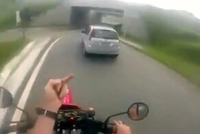Оскорбительный жест: водитель пытается догнать мотоциклиста