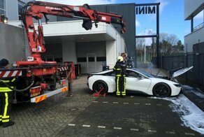 Как нужно тушить электромобили: пожарные бросили горящий BMW i8 в контейнер с водой