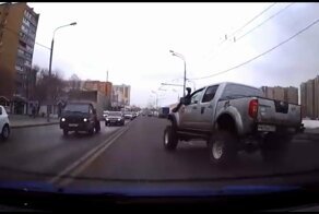 Довыпендривался: быстрая езда на внедорожном пикапе