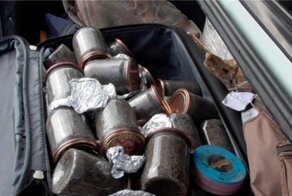 В Астраханской области задержали девушку с чемоданом черной икры