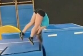 В яблочко! Неудачно выполнившая трюк гимнастка развеселила своих друзей